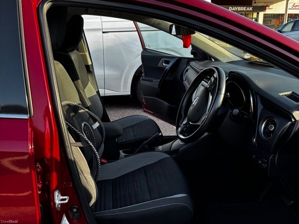 Toyota Auris MPV, Petrol Hybrid, 2017, Red