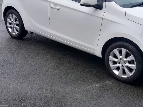 Hyundai i20 Hatchback, Petrol, 2013, White