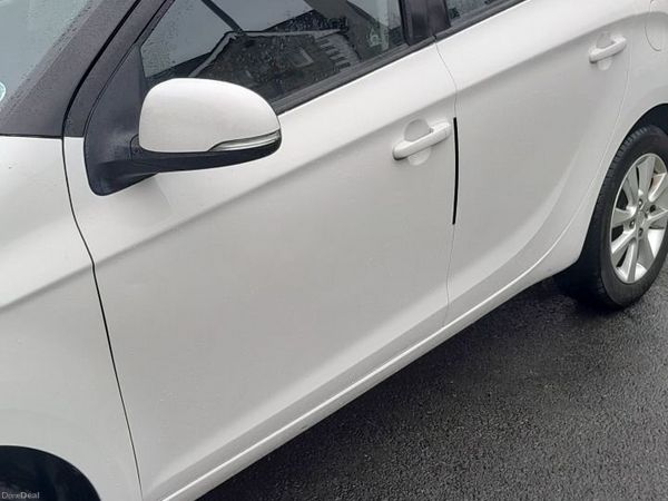 Hyundai i20 Hatchback, Petrol, 2013, White