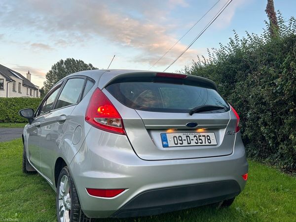 Ford Fiesta Hatchback, Petrol, 2009, Silver