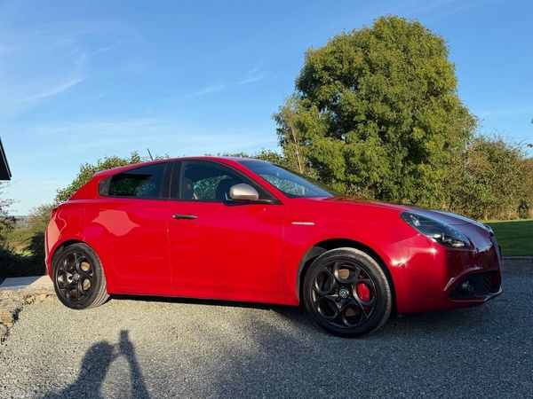 Alfa Romeo Giulietta Hatchback, Petrol, 2017, Red