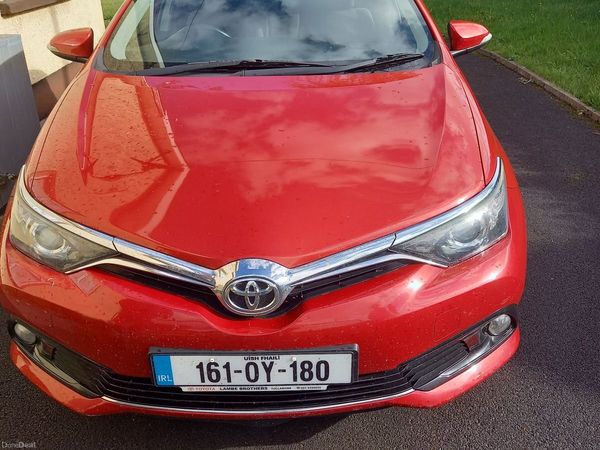 Toyota Auris Hatchback, Petrol, 2016, Red