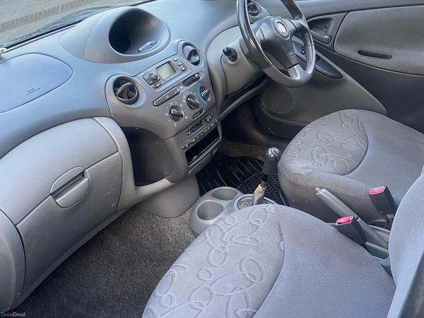Toyota Yaris Hatchback, Petrol, 2000, Silver