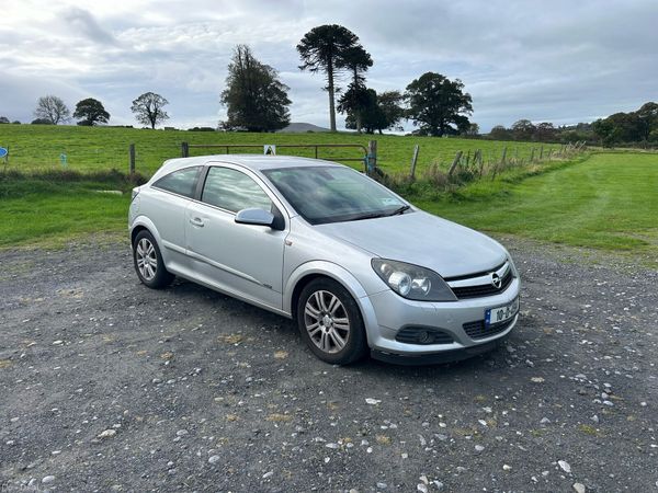 Opel Astra Hatchback, Petrol, 2010, Silver