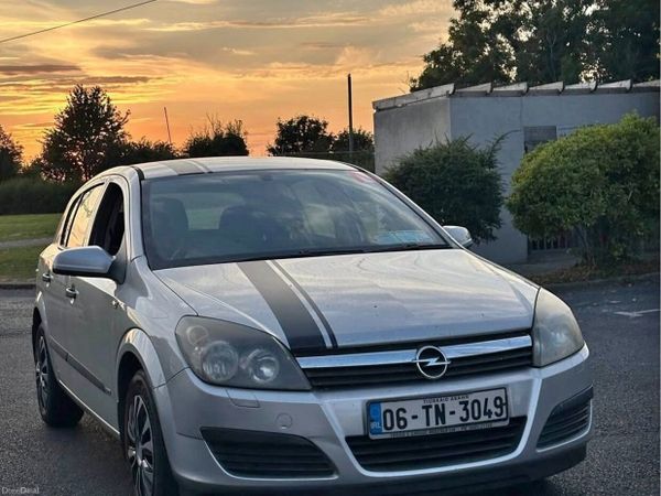 Opel Astra Hatchback, Petrol, 2006, Silver