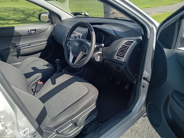 Hyundai i20 Hatchback, Petrol, 2012, Silver