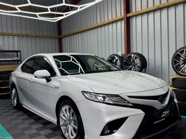 Toyota Camry Saloon, Petrol Hybrid, 2019, White