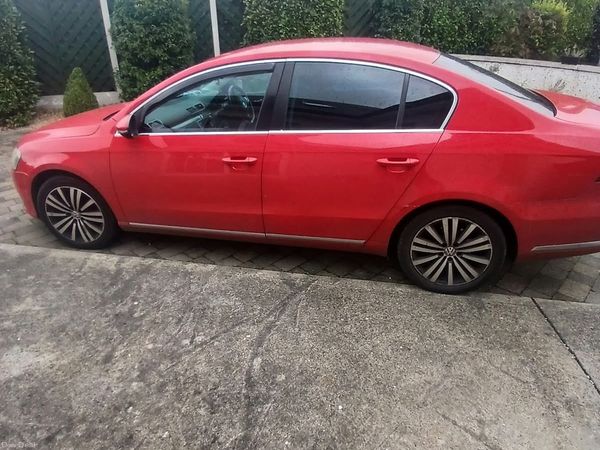 Volkswagen Passat Saloon, Diesel, 2011, Red