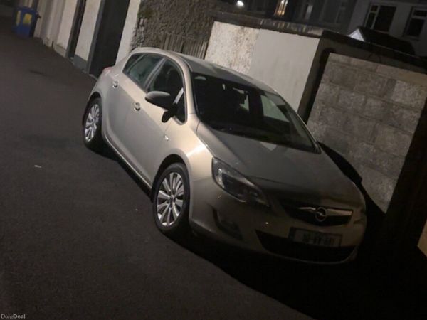 Opel Astra Hatchback, Diesel, 2010, Yellow