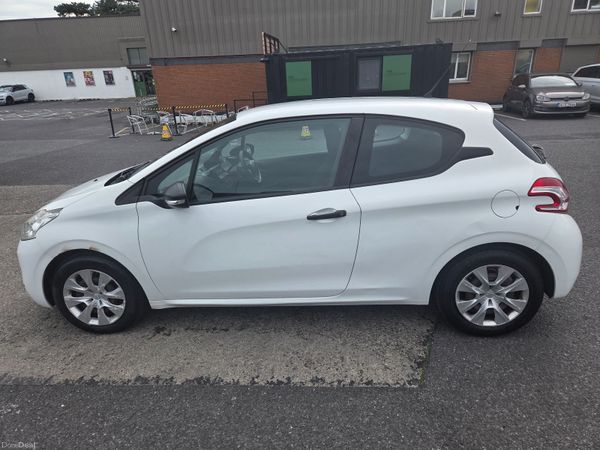 Peugeot 208 Hatchback, Petrol, 2014, White