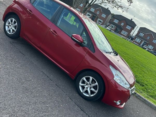 Peugeot 208 Hatchback, Diesel, 2013, Red