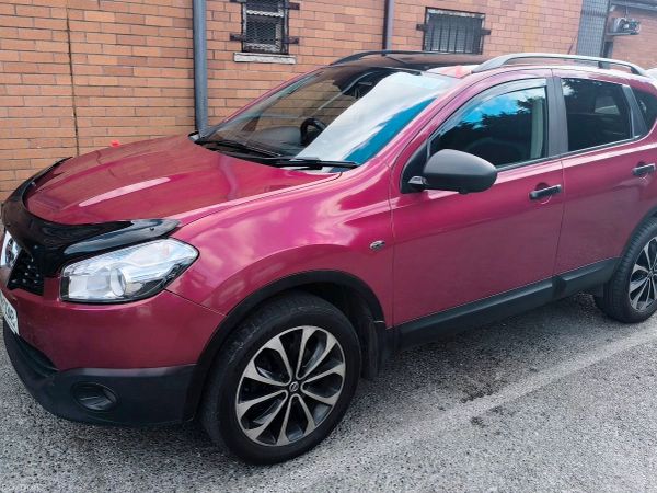 Nissan Qashqai Hatchback, Diesel, 2012, Red