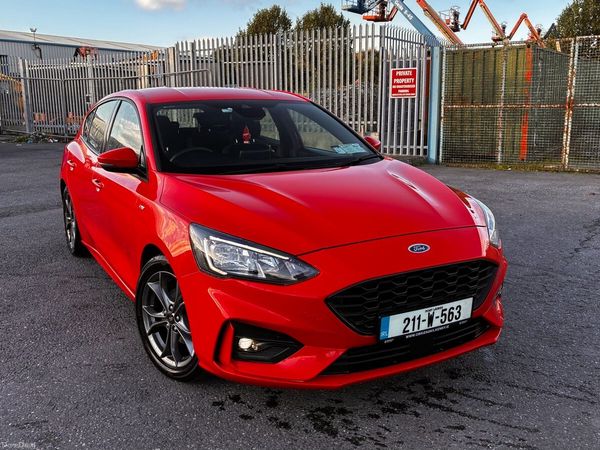 Ford Focus Hatchback, Petrol, 2021, Red