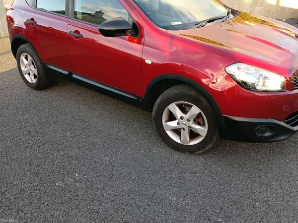 Nissan Qashqai Hatchback, Diesel, 2011, Red