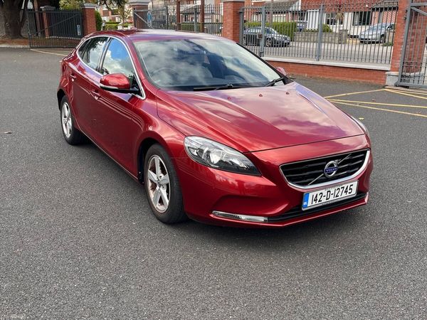 Volvo V40 Hatchback, Diesel, 2014, Red