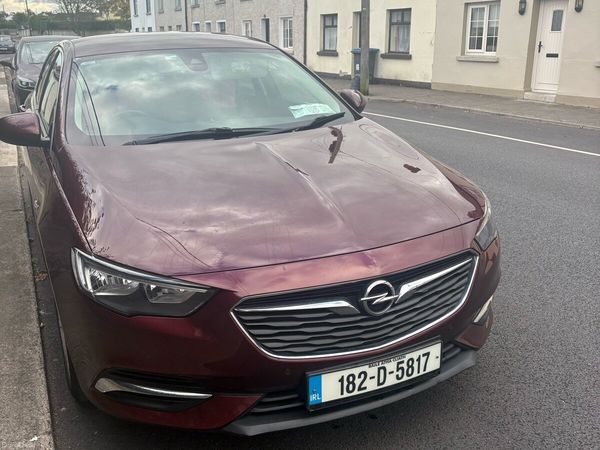 Opel Insignia Hatchback, Diesel, 2018, Red