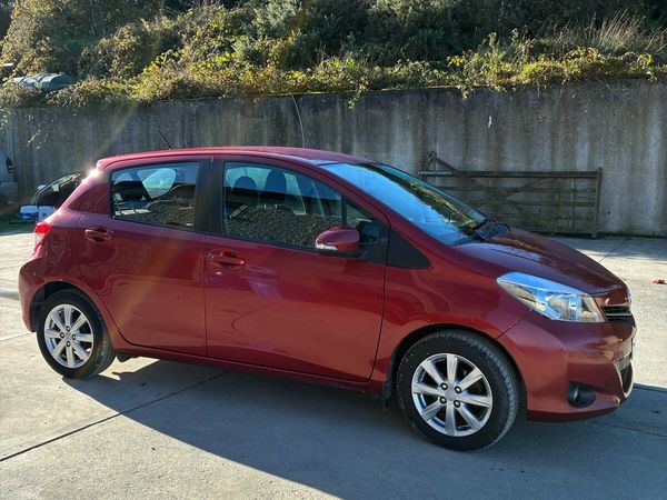 Toyota Yaris Hatchback, Petrol, 2014, Red