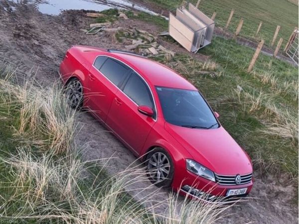 Volkswagen Passat Saloon, Diesel, 2013, Red
