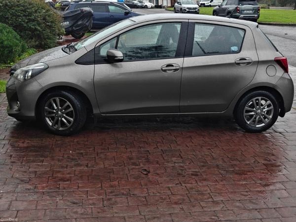 Toyota Yaris Hatchback, Diesel, 2017, Grey