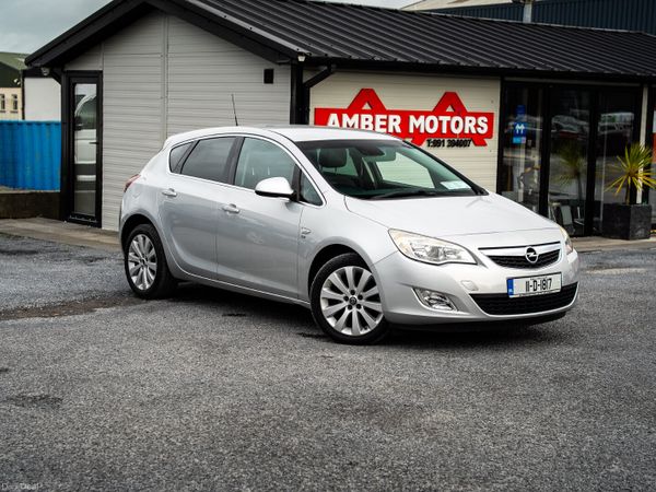 Opel Astra Hatchback, Petrol, 2011, Silver