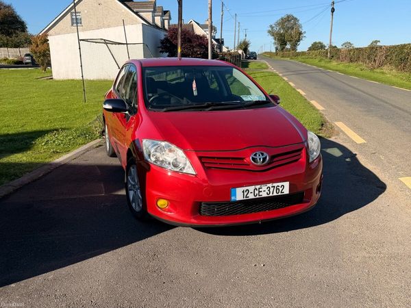Toyota Auris Hatchback, Petrol, 2012, Red