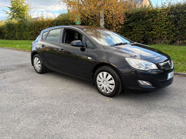 Opel Astra Hatchback, Petrol, 2011, Black