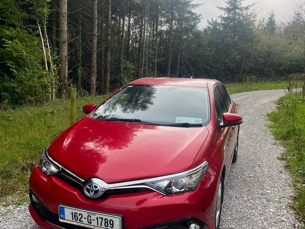 Toyota Auris MPV, Petrol Hybrid, 2016, Red