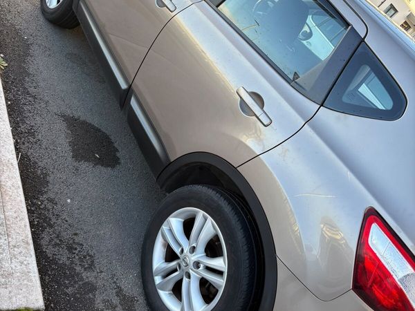 Nissan Qashqai Hatchback, Diesel, 2010, Beige