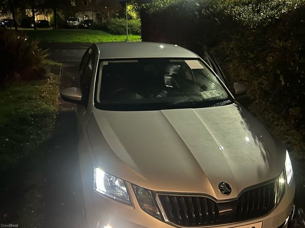 Skoda Octavia Saloon, Petrol, 2017, Grey