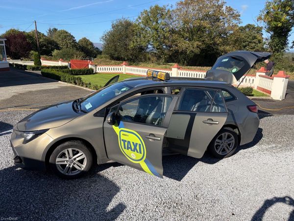 Toyota Corolla Estate/Jeep, Petrol Hybrid, 2022, Green