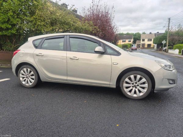 Opel Astra Hatchback, Petrol, 2010, Yellow