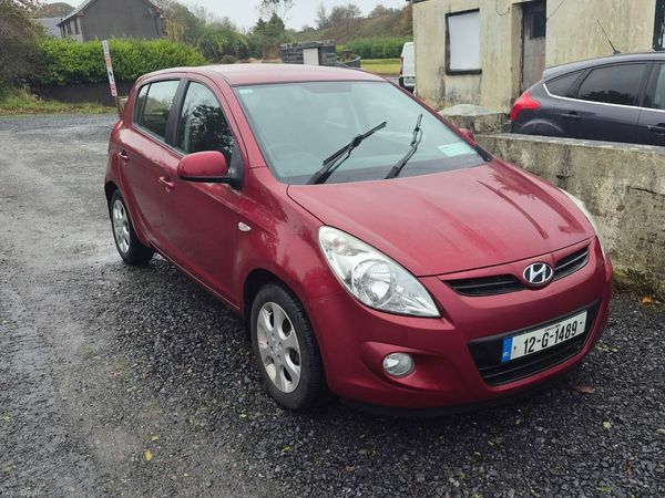 Hyundai i20 Hatchback, Petrol, 2012, Red