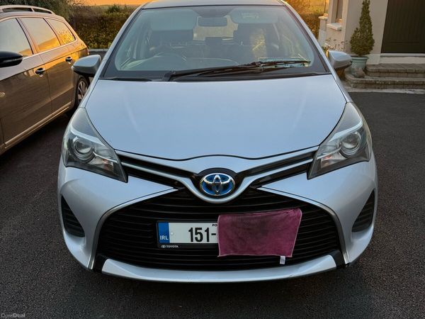 Toyota Yaris Hatchback, Petrol Hybrid, 2015, Silver