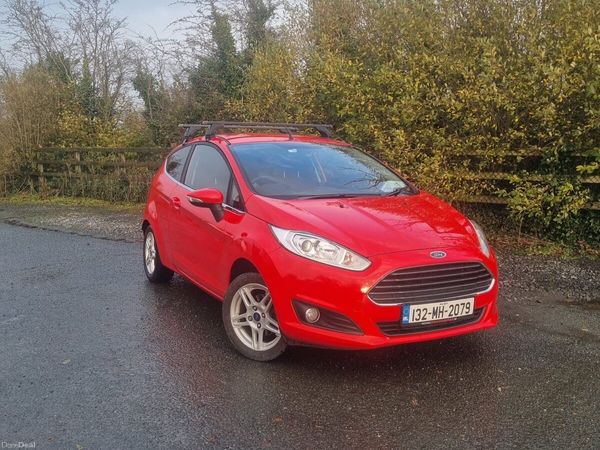 Ford Fiesta Hatchback, Petrol, 2013, Red