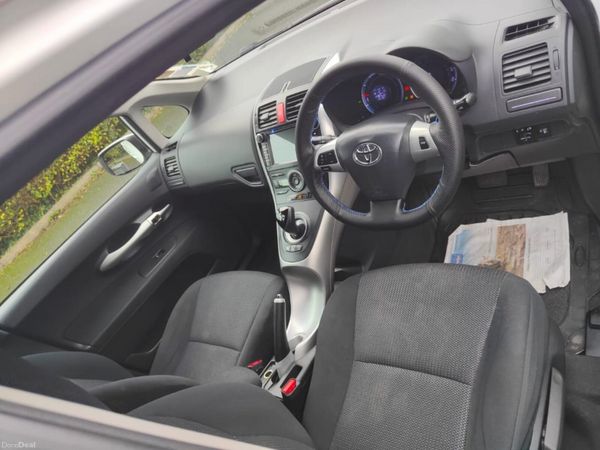 Toyota Auris Hatchback, Petrol Hybrid, 2011, White