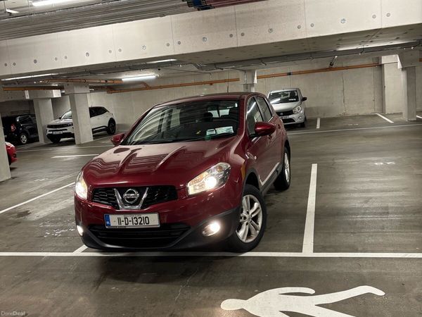 Nissan Qashqai Hatchback, Diesel, 2011, Red