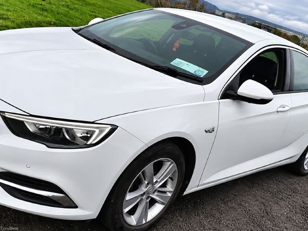 Opel Insignia Hatchback, Diesel, 2019, White