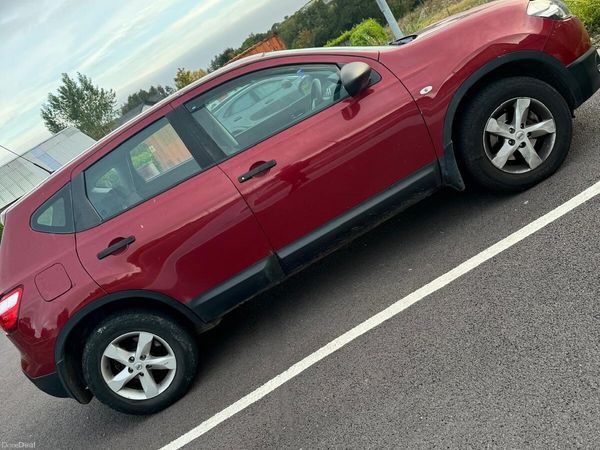 Nissan Qashqai Hatchback, Diesel, 2012, Red