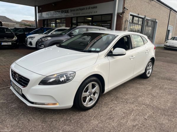 Volvo V40 Hatchback, Diesel, 2015, White