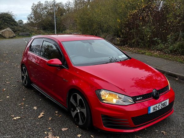 Volkswagen Golf Hatchback, Petrol, 2014, Red