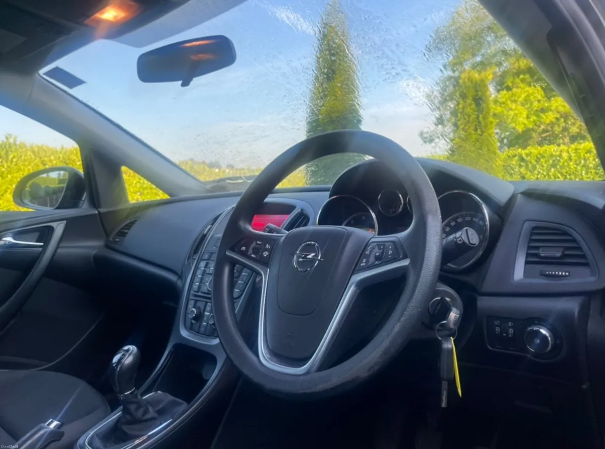 Opel Astra 2014 - Image 2