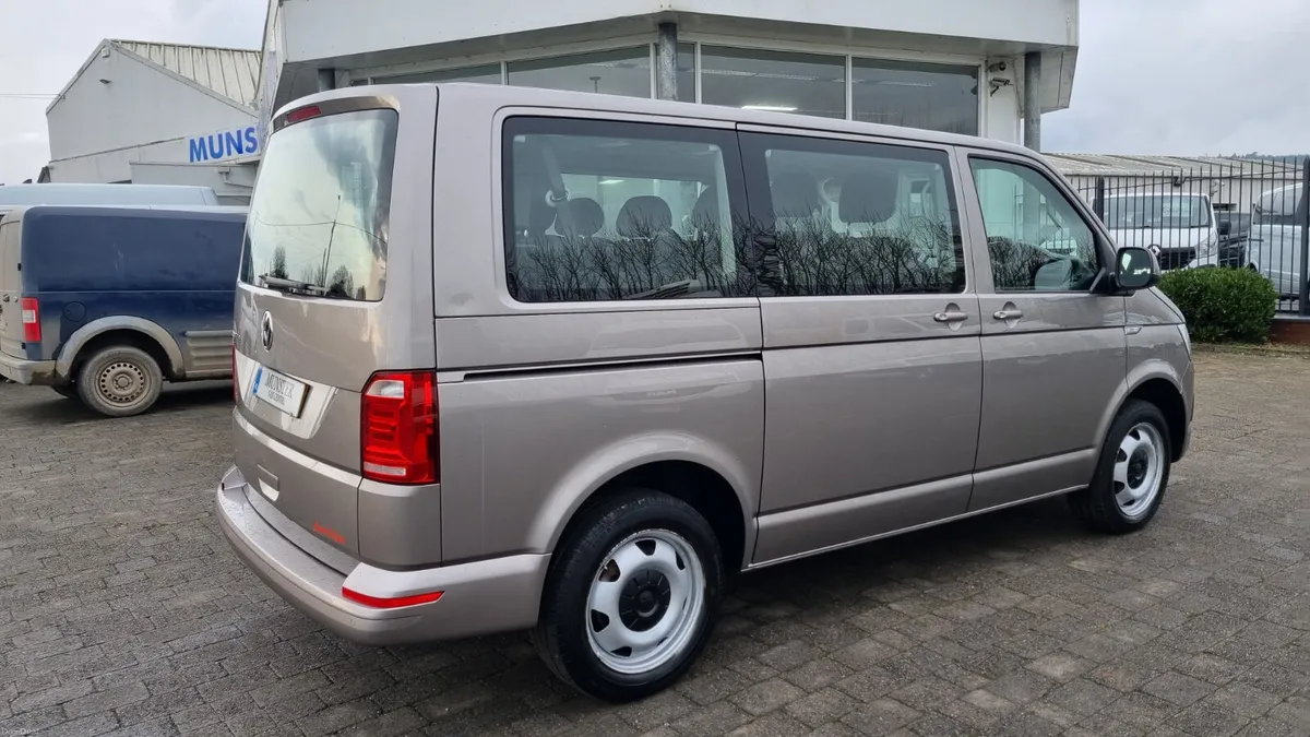 182 VW TRANSPORTER SHUTTLE AUTO 9 SEATER - Image 4