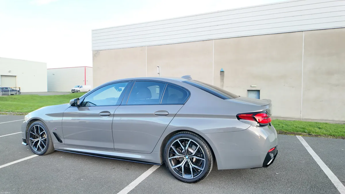 2021 BMW 520D M-SPORT IN BERNINA GREY - Image 4
