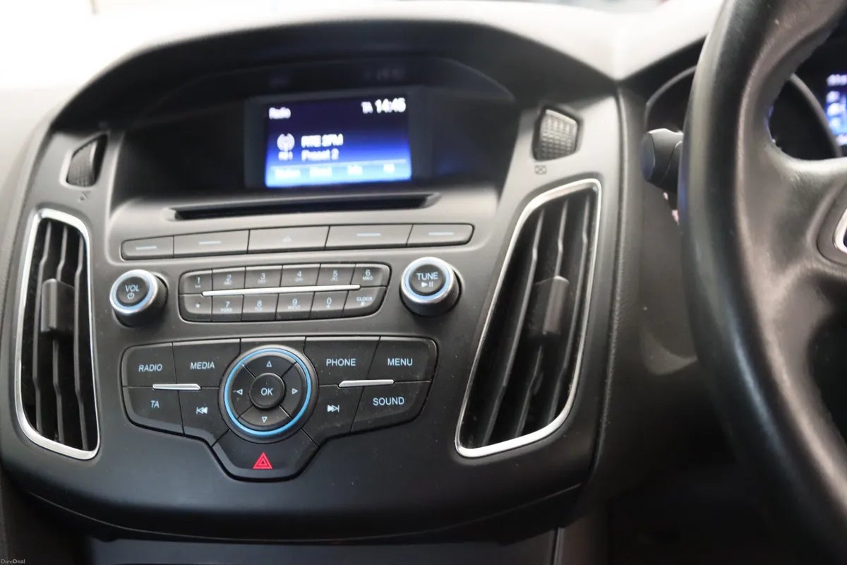 2017 Ford Focus 1.0 Ecoboost Style 5-dr - Image 4