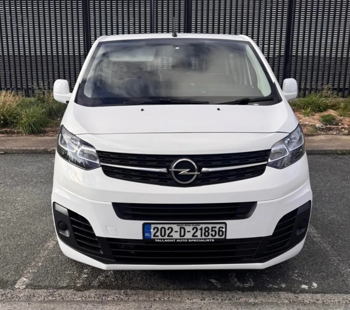 202D Vivaro 9 Seater Aircon/ Leather/Cruise Contro - Image 2