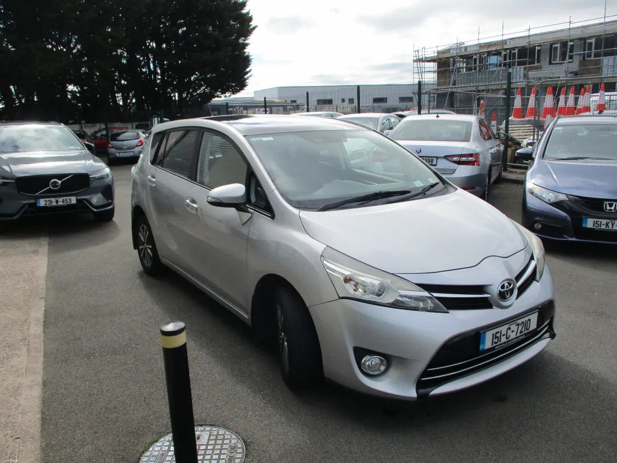 Toyota Verso Luna Skyview 2.0D4D   2015 - Image 3