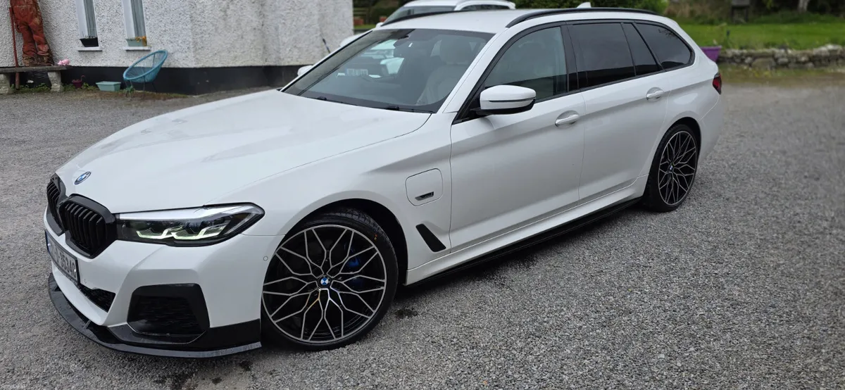 BMW 5-Series 2022 XDRIVE 530E M SPORT - Image 3