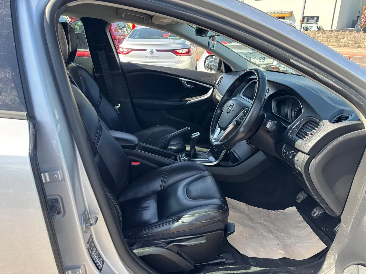 Volvo V40   2017  DIESEL  FINANCE  ARRANGED - Image 4