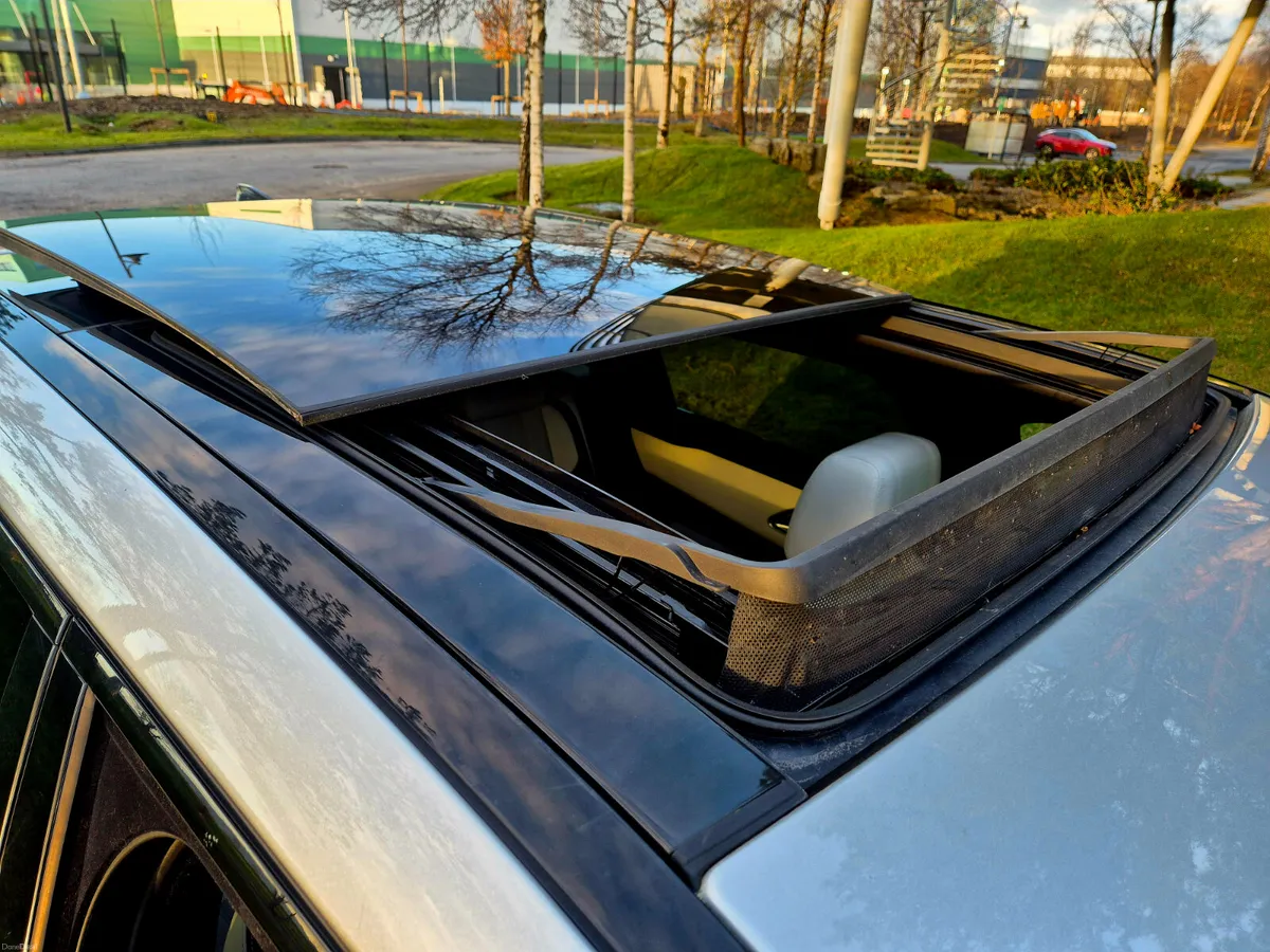 Range Rover Velar R-Dynamic Sliding Roof - Image 2