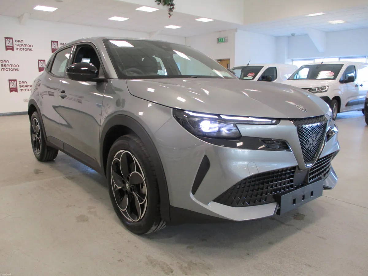 NEW  2026 OFFERS ALFA ROMEO JUNIOR ELECTRICA 54kWh - Image 3